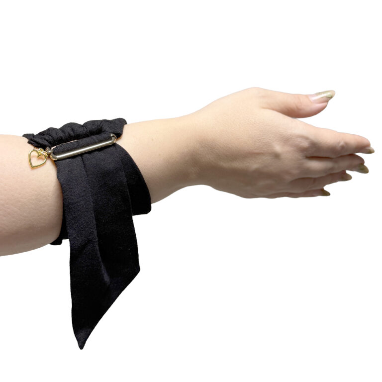 Rakkaudesta-lajiini-rannekukkaro-mustakulta-etu3